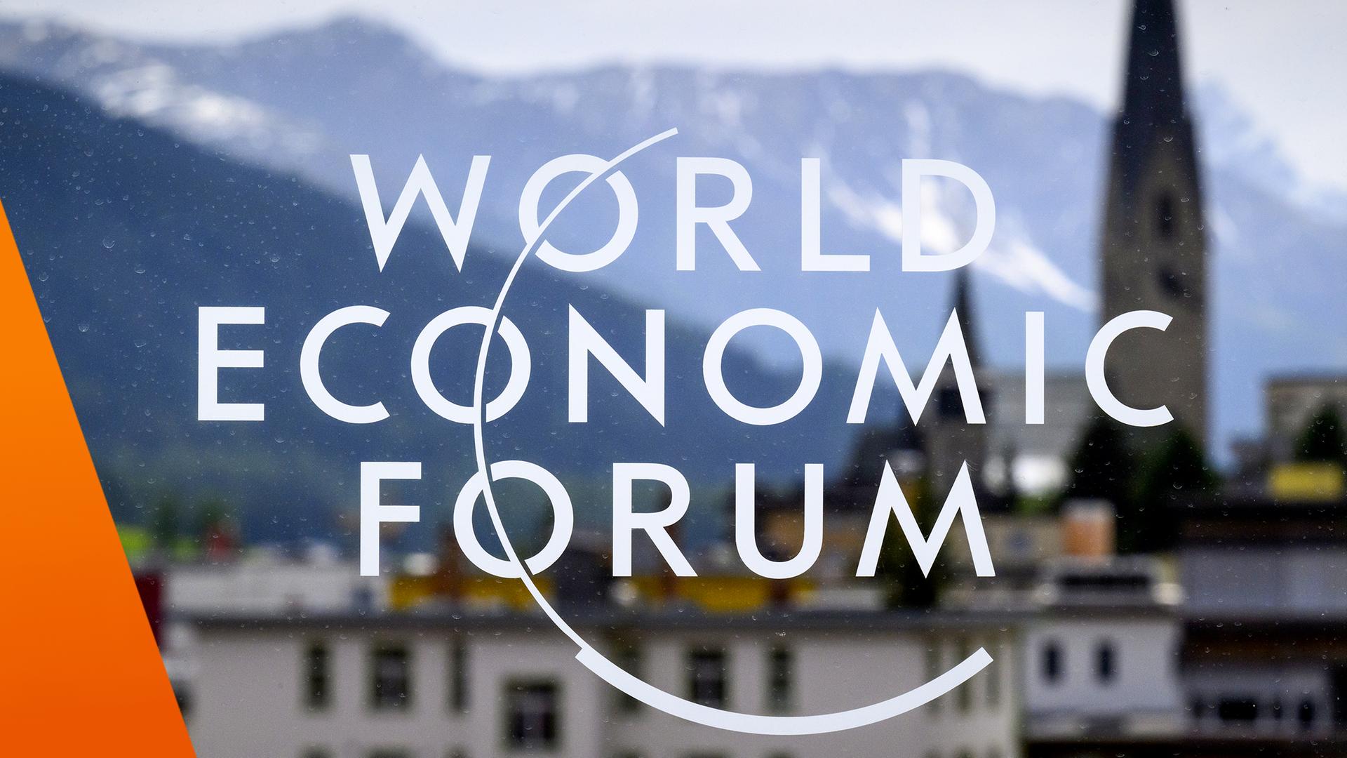 Weltwirtschaftsforum - Logo vor Dorfplatz in Davos
