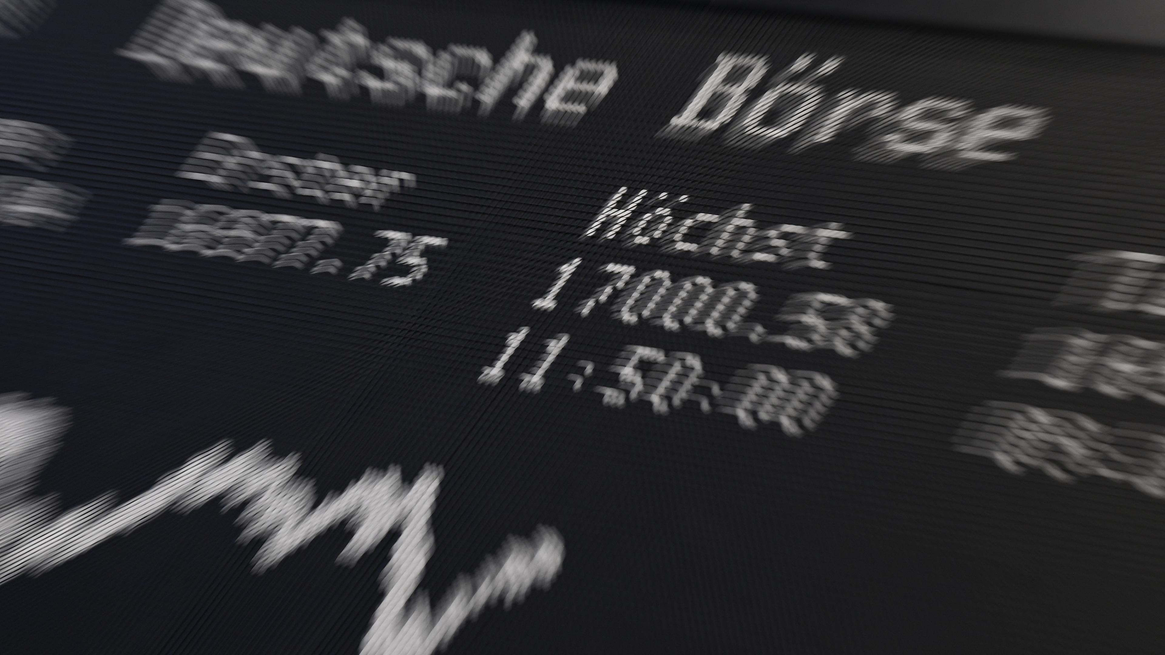 Auf der Anzeigetafel mit der Dax-Kurve ist in der Frankfurter Wertpapierbörse der Tageshöchstwert von 17 000,58 Punkten angezeigt, knapp unter dem bisherigen Allzeithoch von 17 003 Punkten.