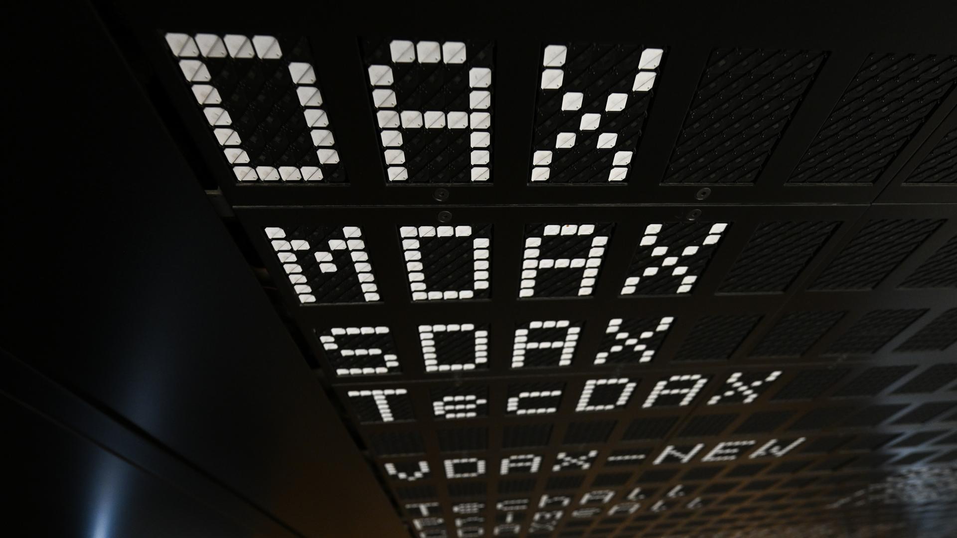Die Indizes Dax, MDax, SDax und TecDax der Deutschen Börse sind auf dem Parkett der Frankfurter Wertpapierbörse auf einer Anzeigetafel gelistet