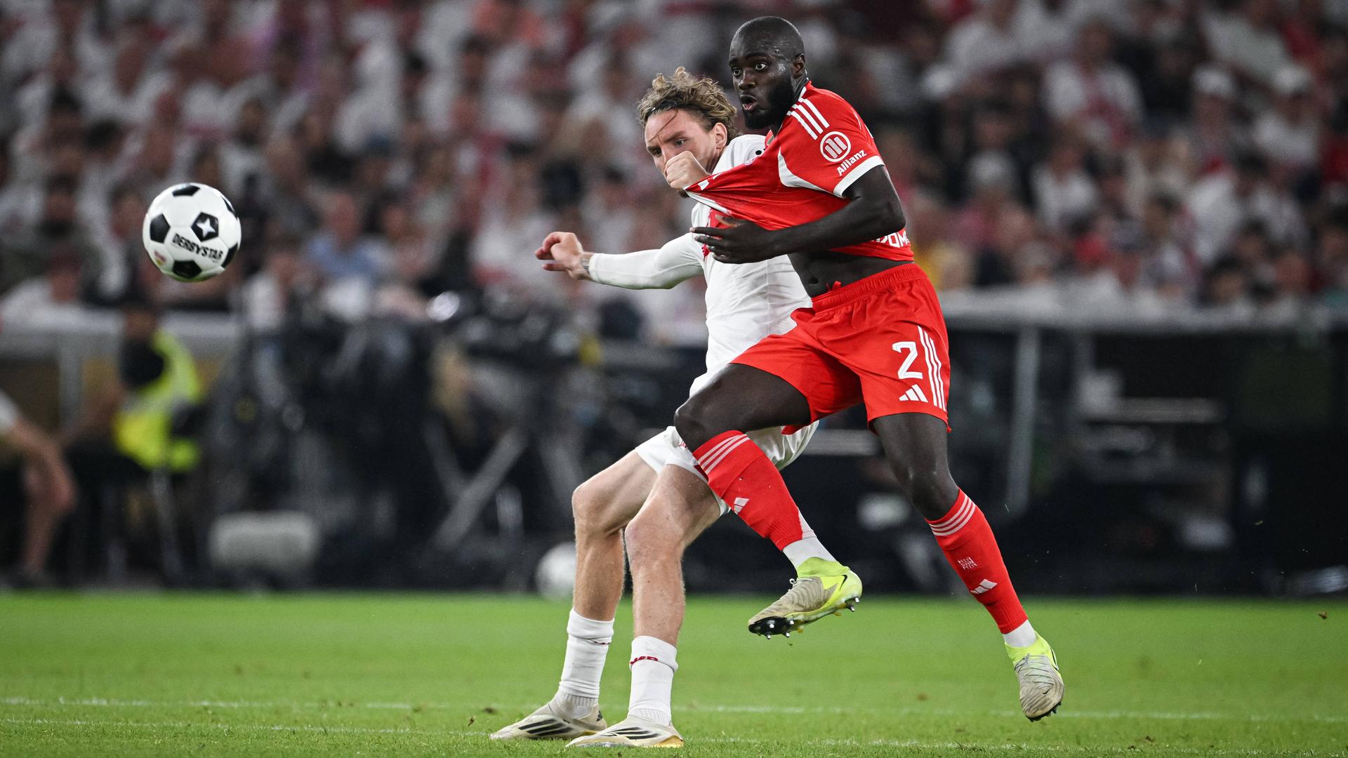 Dayot Upamecano (München) im Zweikampf mit Nick Woltemade (Stuttgart)