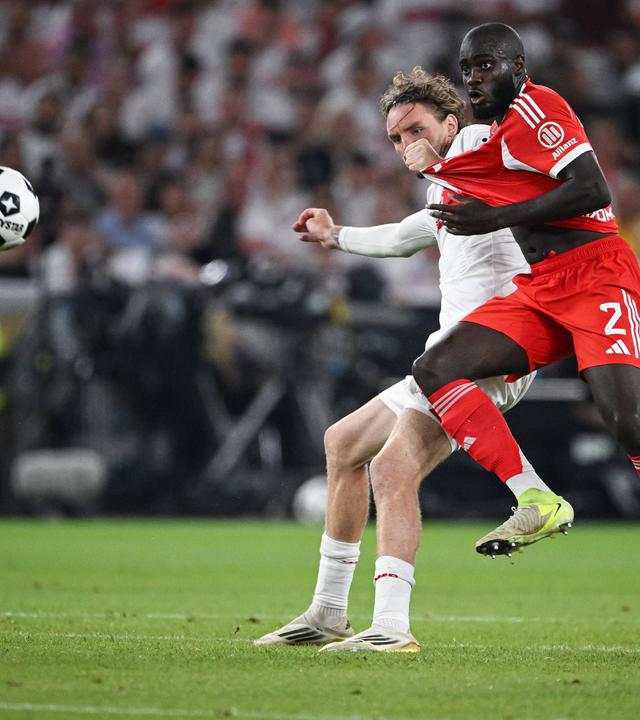 Dayot Upamecano (München) im Zweikampf mit Nick Woltemade (Stuttgart)