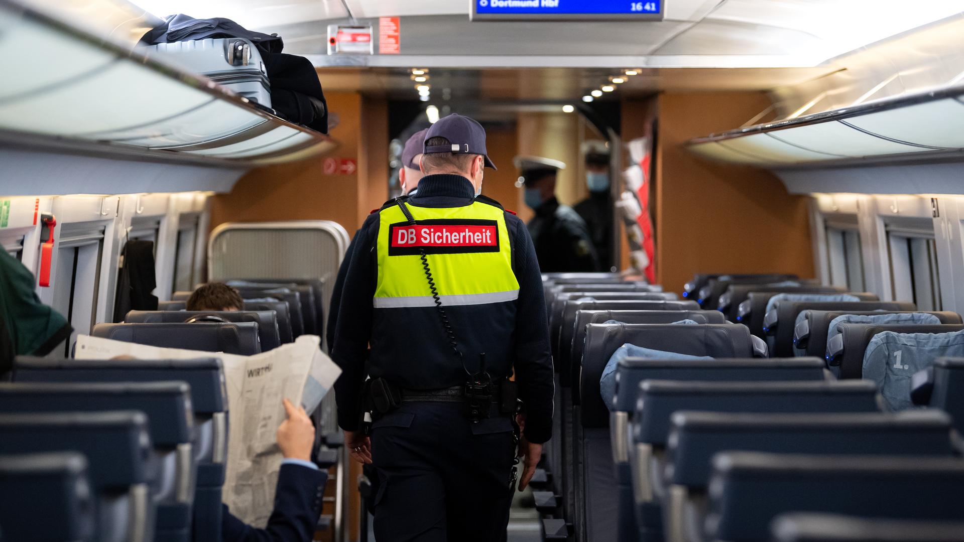 Kontrolleure in Zügen