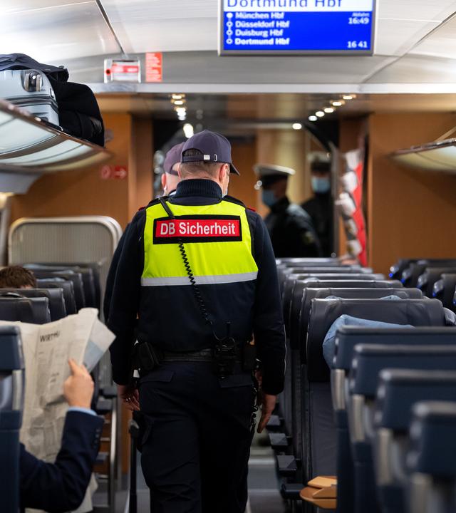 Kontrolleure in Zügen