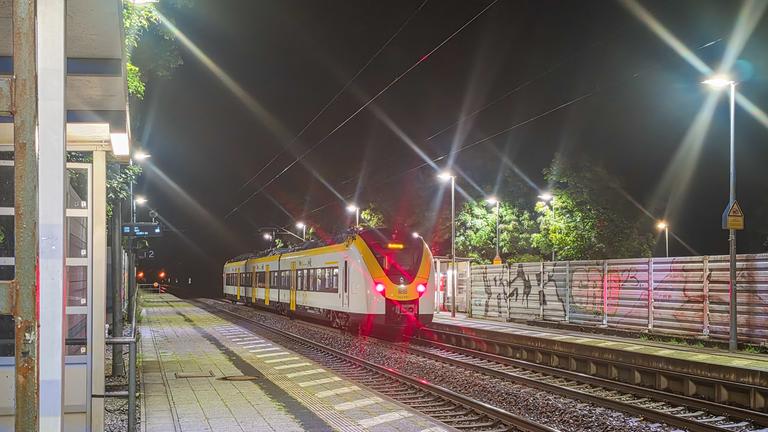 Ein Zug steht nach einem Notfall am Bahnof in Ettlingen-Bruchhausen. Kurz vor dem Bahnhof ist ein Sicherheitsmitarbeiter der Deutschen Bahn bei einer gewaltsamen Auseinandersetzung aus einem fahrenden Zug gestürzt und lebensgefährlich verletzt worden.