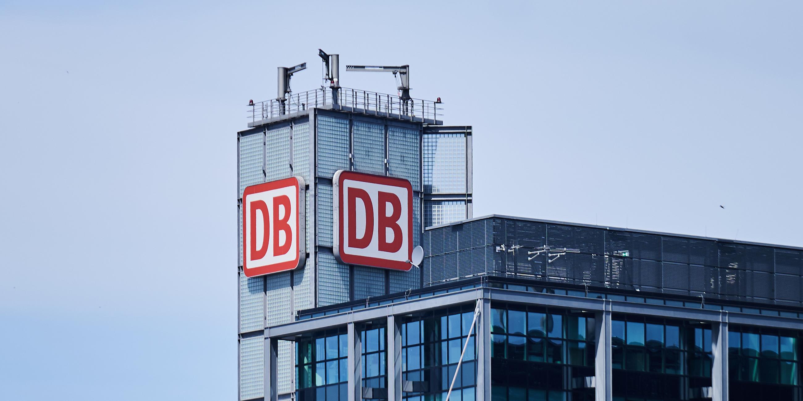 Berlin: Das ·DB· Logo ist auf dem Turm am Hauptbahnhof Berlin zu sehen. Heute gaben die Deutsche Bahn ein Statement über die Entwicklungen in den Tarifverhandlungen mit der EVG ab.