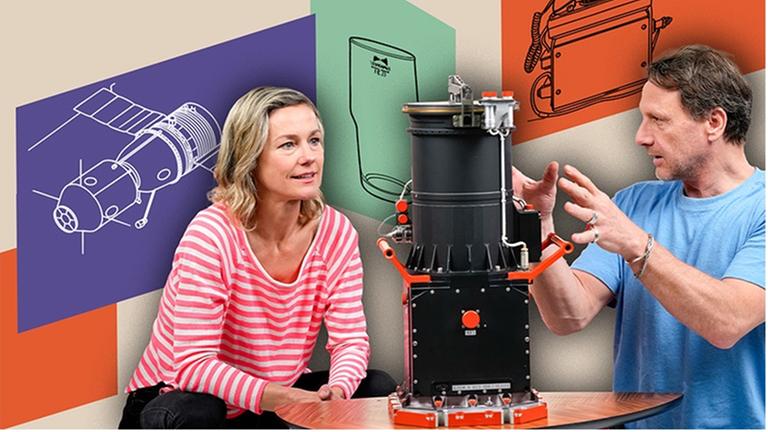 Ein bunte Collage mit Graphiken und den Schauspielern Rhea Harder-Vennewald und Hendrik Duryn, die eine DDR-Erfindung bestaunen. 