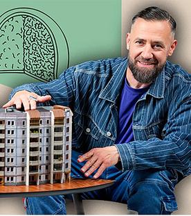 Ein bunte Collage mit Graphiken und dem Musiker Bürger Lars Dietrich, der auf ein Modell eines Plattenbaus zeigt. 