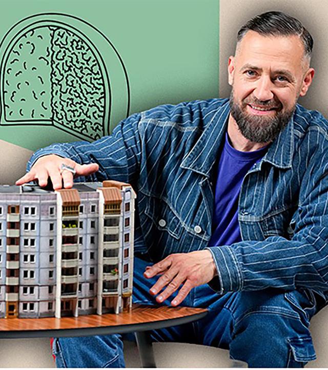 Ein bunte Collage mit Graphiken und dem Musiker Bürger Lars Dietrich, der auf ein Modell eines Plattenbaus zeigt. 