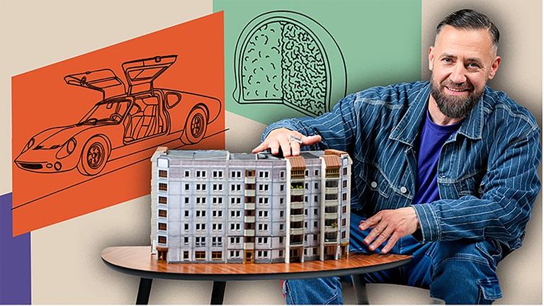 Ein bunte Collage mit Graphiken und dem Musiker Bürger Lars Dietrich, der auf ein Modell eines Plattenbaus zeigt. 