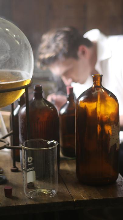 "Deadly Intelligence - Wissenschaftler im Fadenkreuz: Jack Parsons": Nachgestellte Szene: Jack Parsons (Darsteller unbekannt) in seinem Heimlabor.