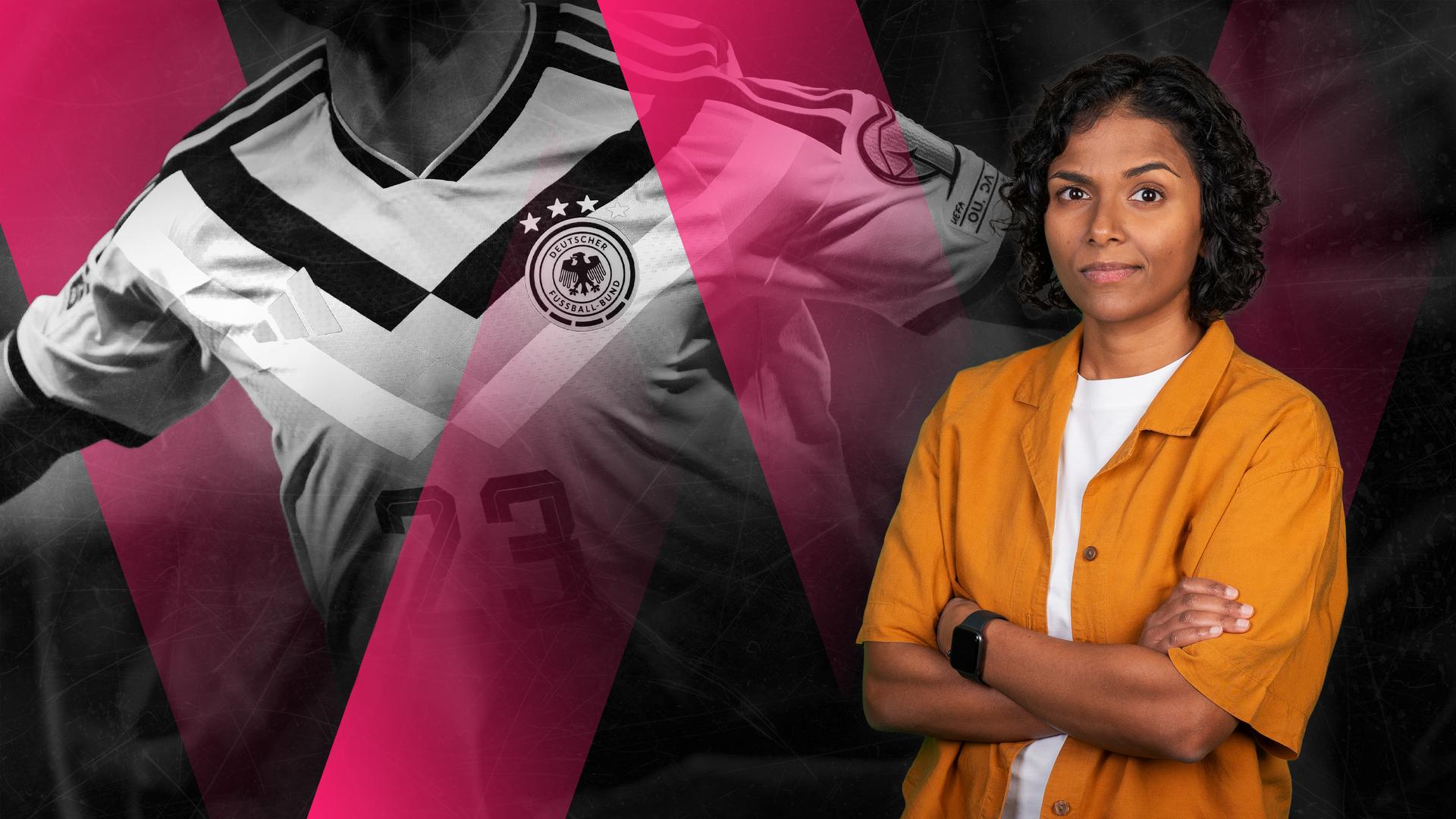 Kaja Adchayan steht vor einem grafischen Hintergrund in Pink und Schwarz. Im Hintergrund ist ein schwarz-weißes Fußballtrikot des Deutschen Fußballbundes.