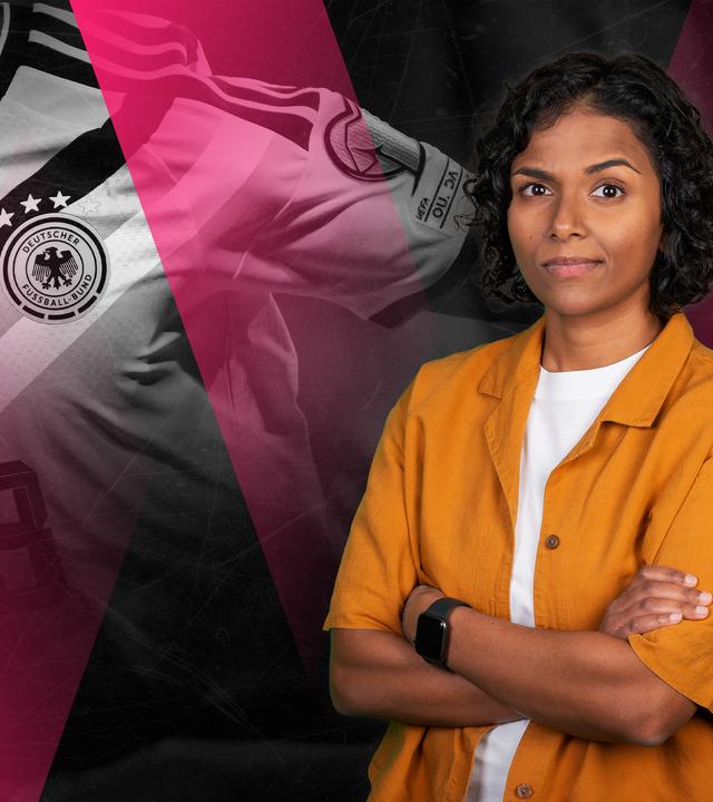 Kaja Adchayan steht vor einem grafischen Hintergrund in Pink und Schwarz. Im Hintergrund ist ein schwarz-weißes Fußballtrikot des Deutschen Fußballbundes.