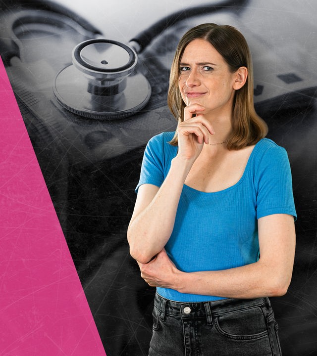 WISO-Reporterin Karen Grass im Hintergrund Grafik mit gesetzlicher Gesundheitskarte