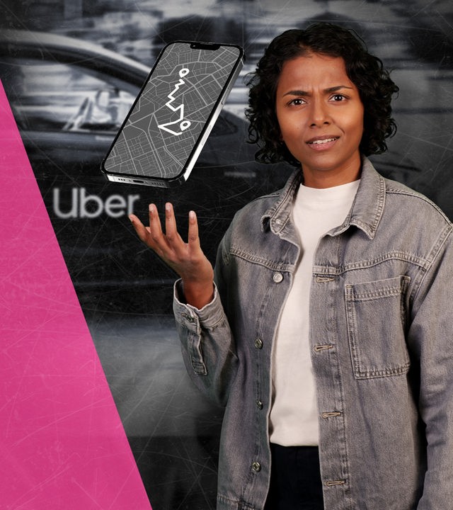 Kaja Adchayan steht vor einem grafischen Hintergrund in Pink und Schwarz. Neben ihr schwebt ein Smartphone mit einer Navigationskarte, im Hintergrund ist unscharf ein Auto und das Uber-Logo zu erkennen. Sie schaut skeptisch und hält eine Hand leicht erhoben, als würde sie die Funktionsweise oder die Folgen von Fahrdienst-Apps hinterfragen.