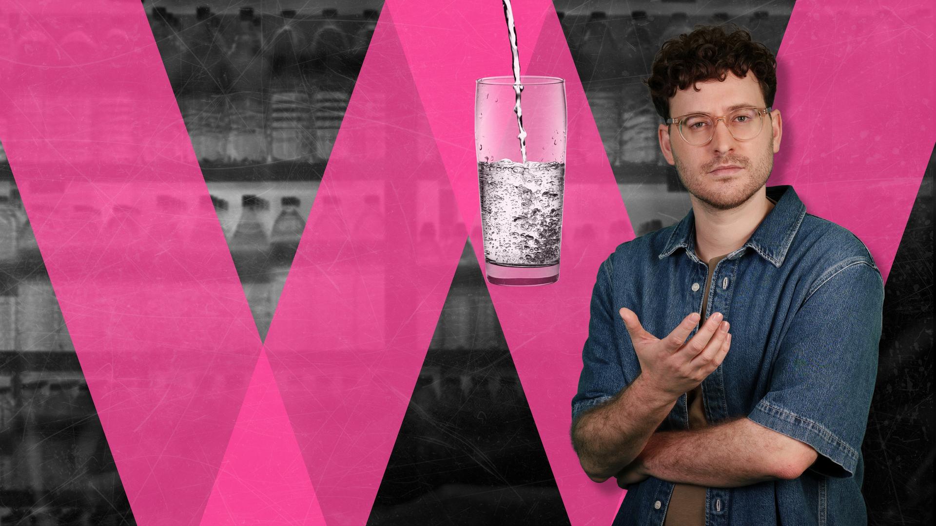 Max Humpert im Hintergrund ein Glas mit Wasser