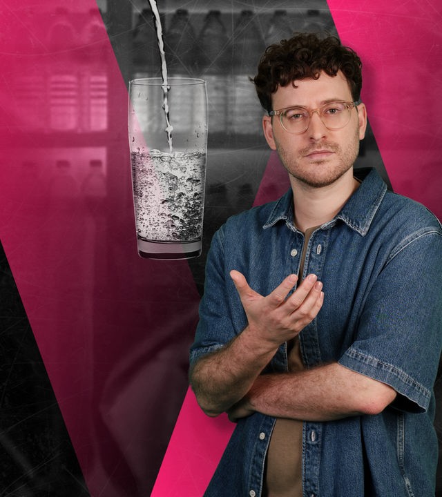 Max Humpert im Hintergrund ein Glas mit Wasser