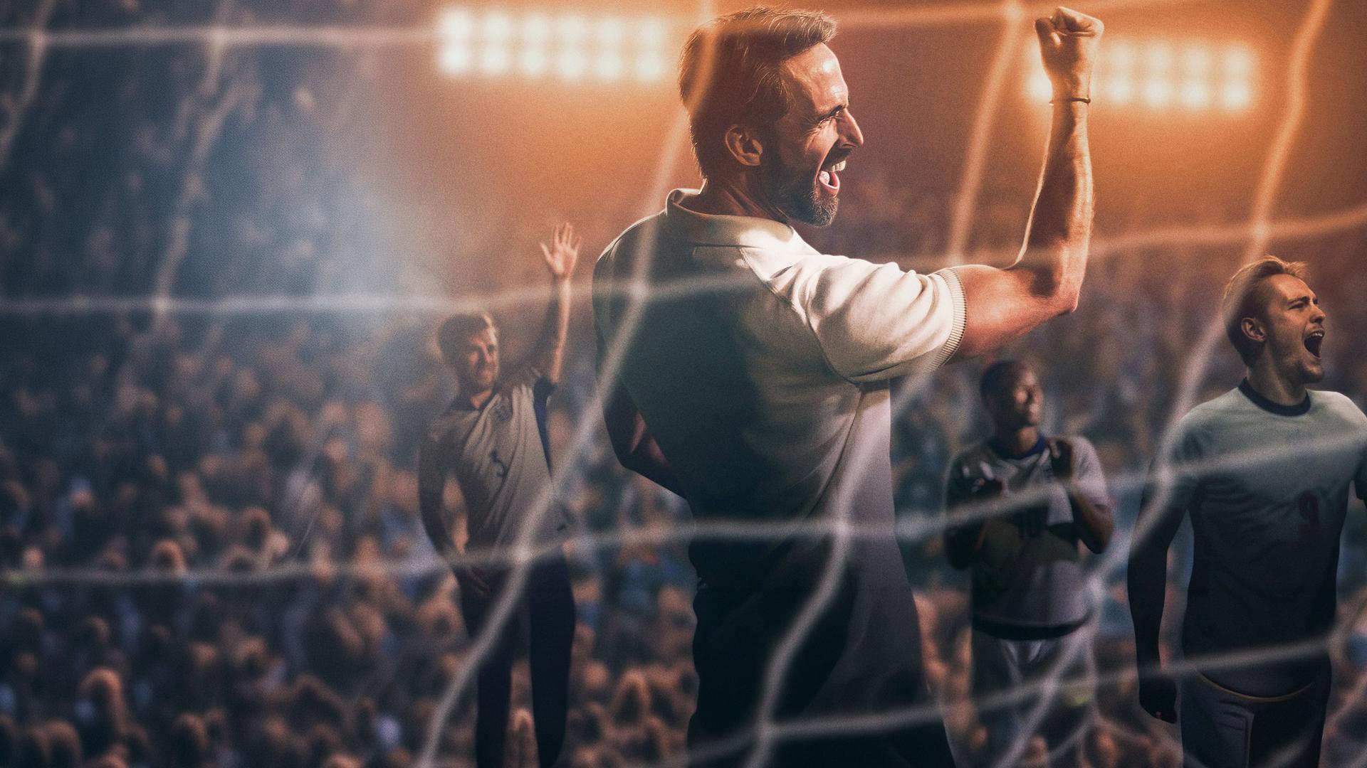 "Dear England (1)": Stilisiertes Bild, im Stadion: Gareth Southgate (Joseph Fiennes) trägt ein weißes Poloshirt und hat den den rechten, muskulösen Arm mit geballter Faust jubelnd in die Höhe gereckt. Hinter ihm befinden sich einige Spieler, dahinter sitzt Publikum auf den Rängen eines Stadions.