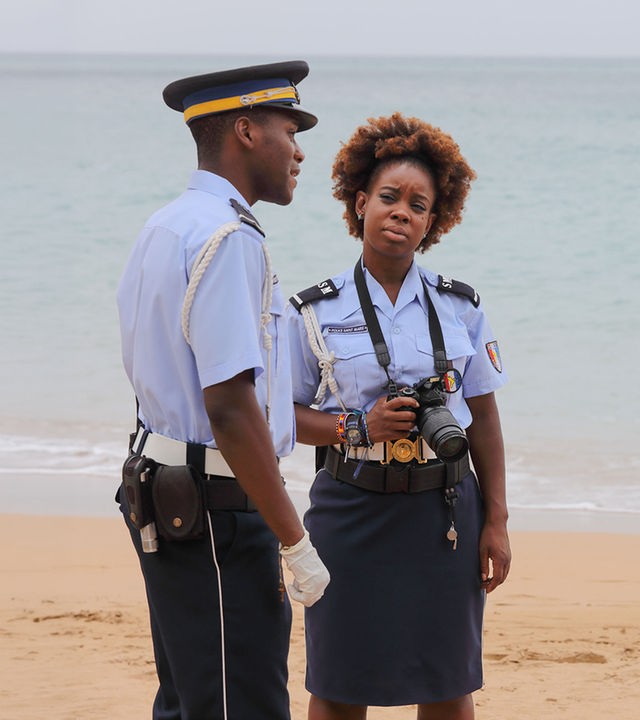 "Death in Paradise - Hot Spots": JP Hooper (Tobi Bakare), Ruby Patterson (Shyko Amos) und DI Jack Mooney (Ardal O''Hanlon) stehen sich am Strand gegenüber und unterhalten sich.