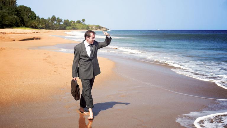Detective Inspector Poole läuft am Strand entlang.