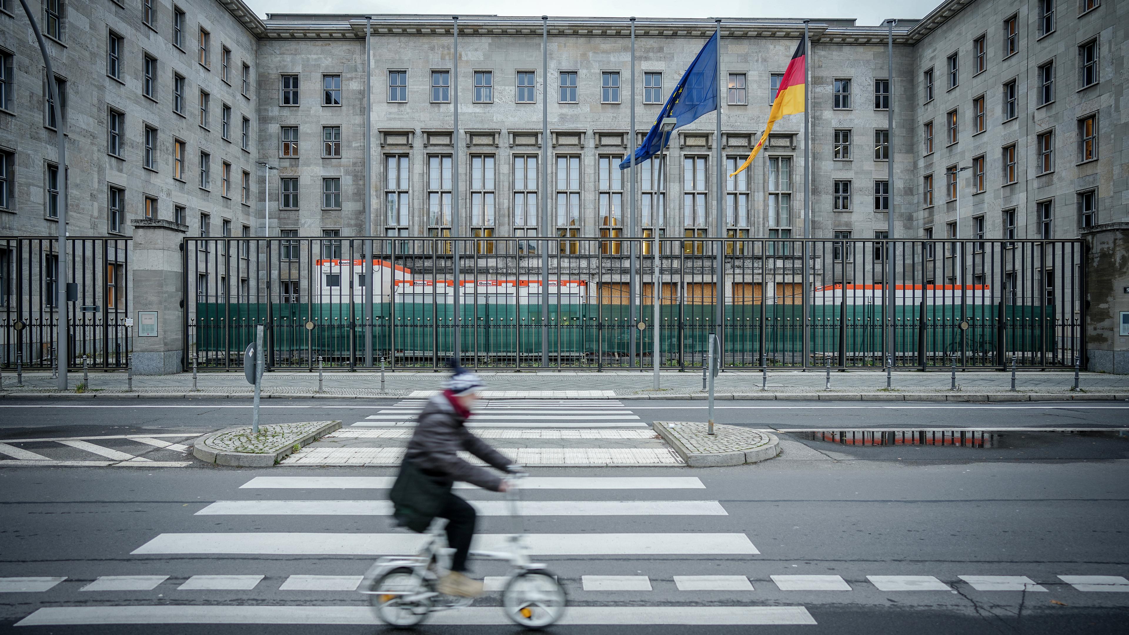 Berlin: Ein Radfahrer fährt am Bundesministerium der Finanzen vorbei.