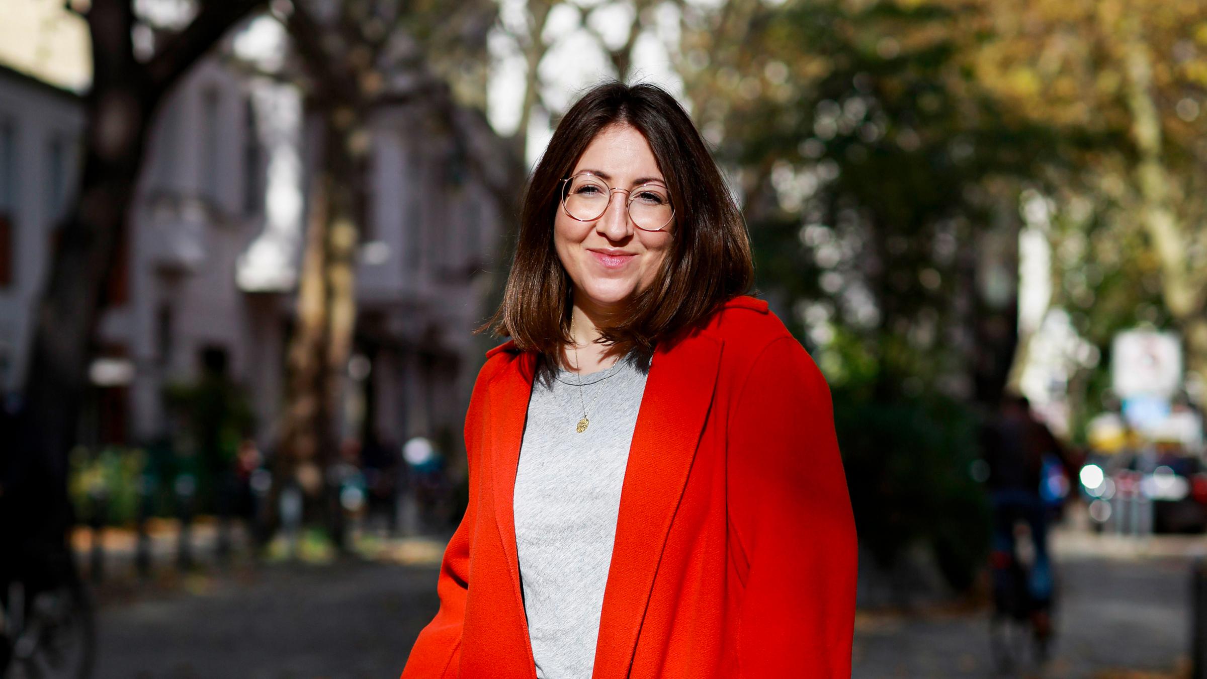 Frau in rotem Mantel