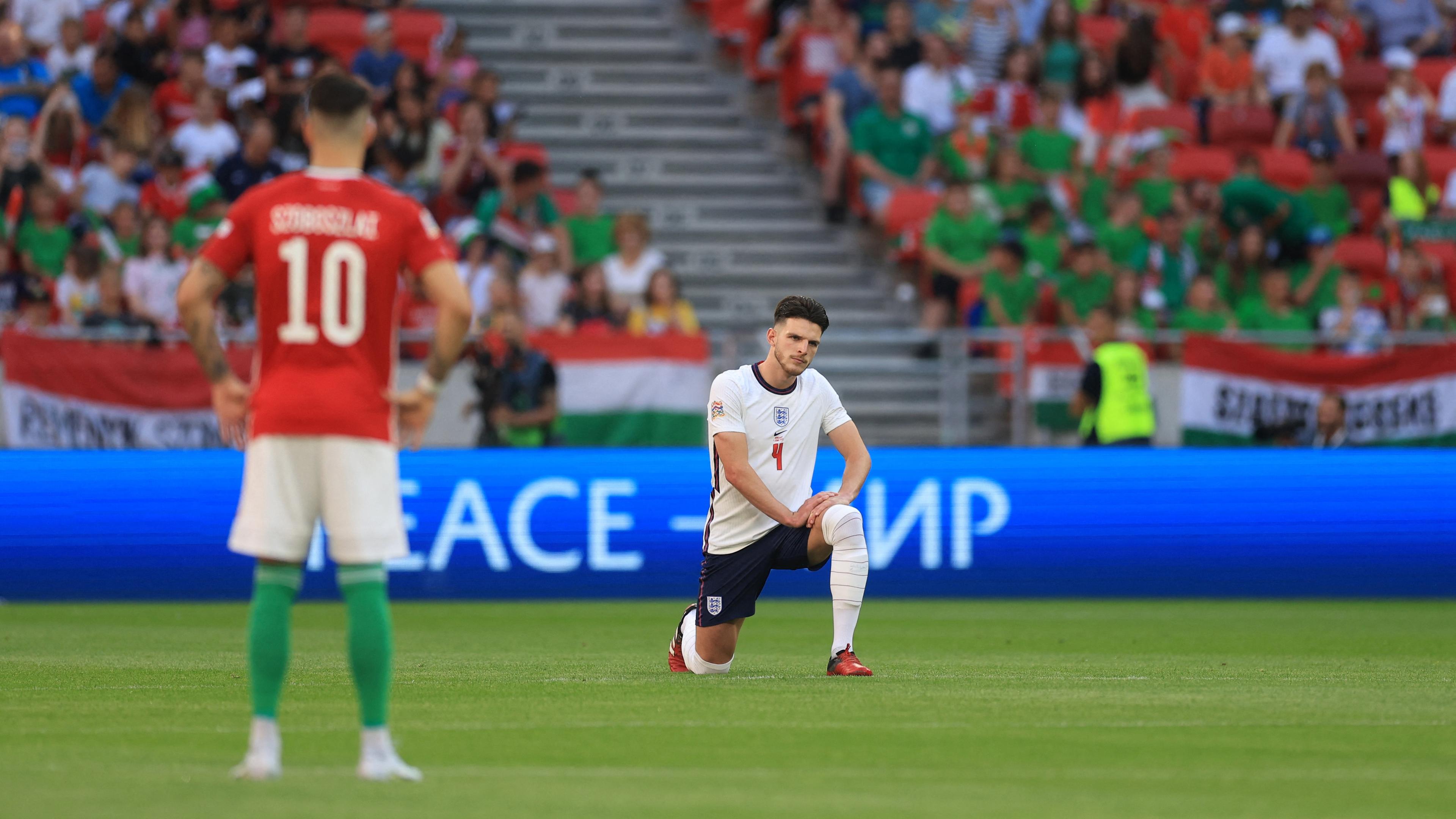 Der britische Fußballspieler Declan Rice kniet auf dem Rasen während eines Spiels gegen Ungarn.