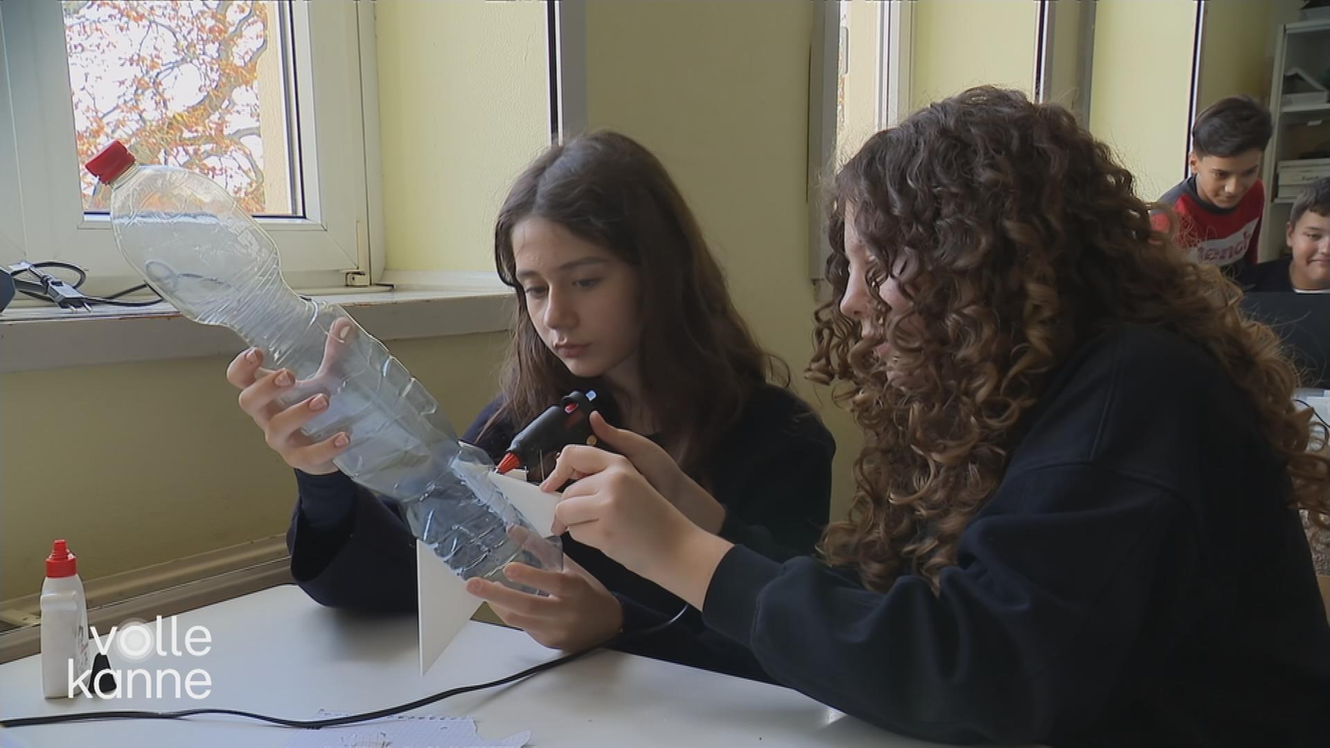 Zwei Schülerinnen basteln eine Rakete