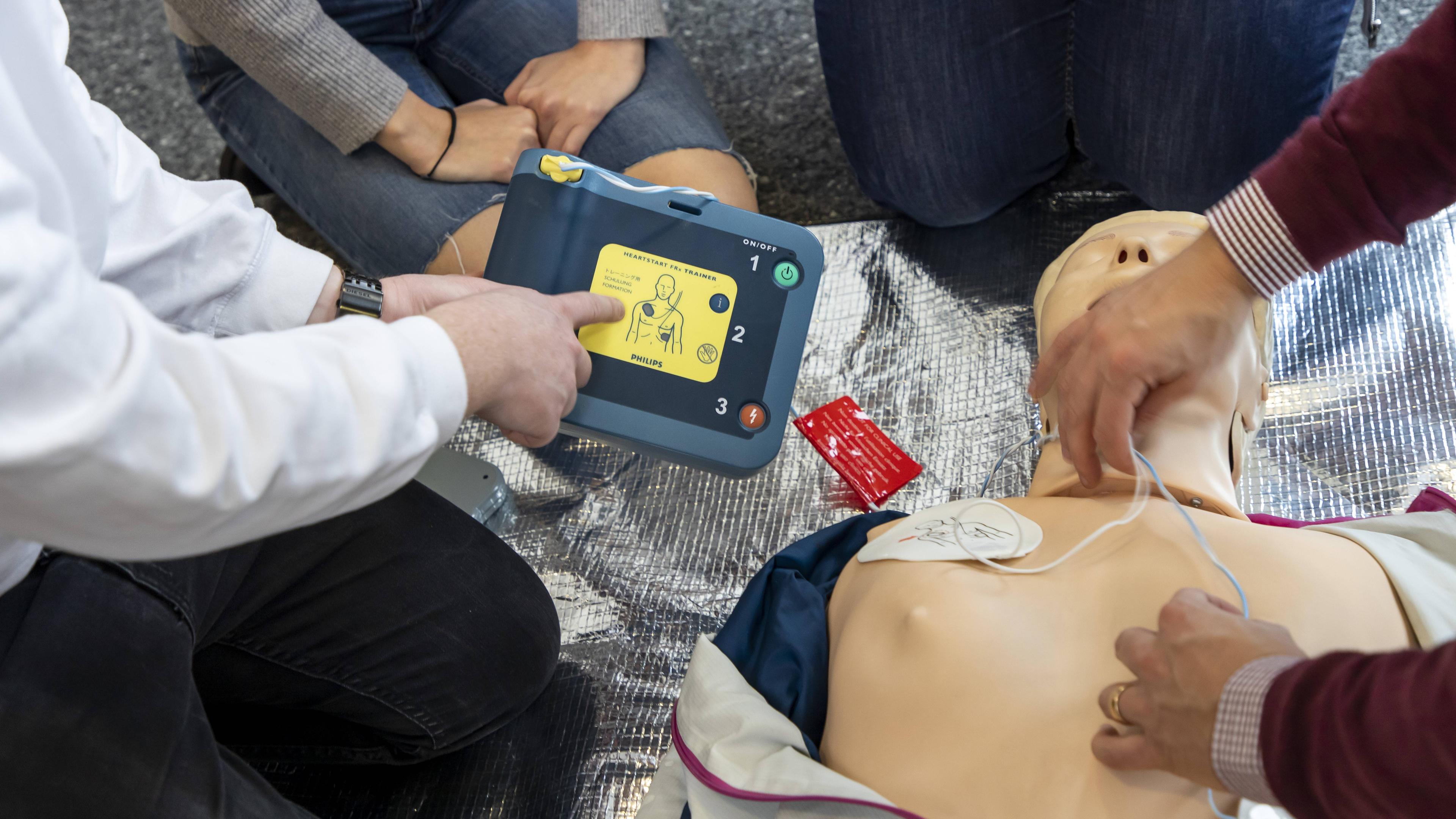 Erste Hilfe Übung mit Defibrillator