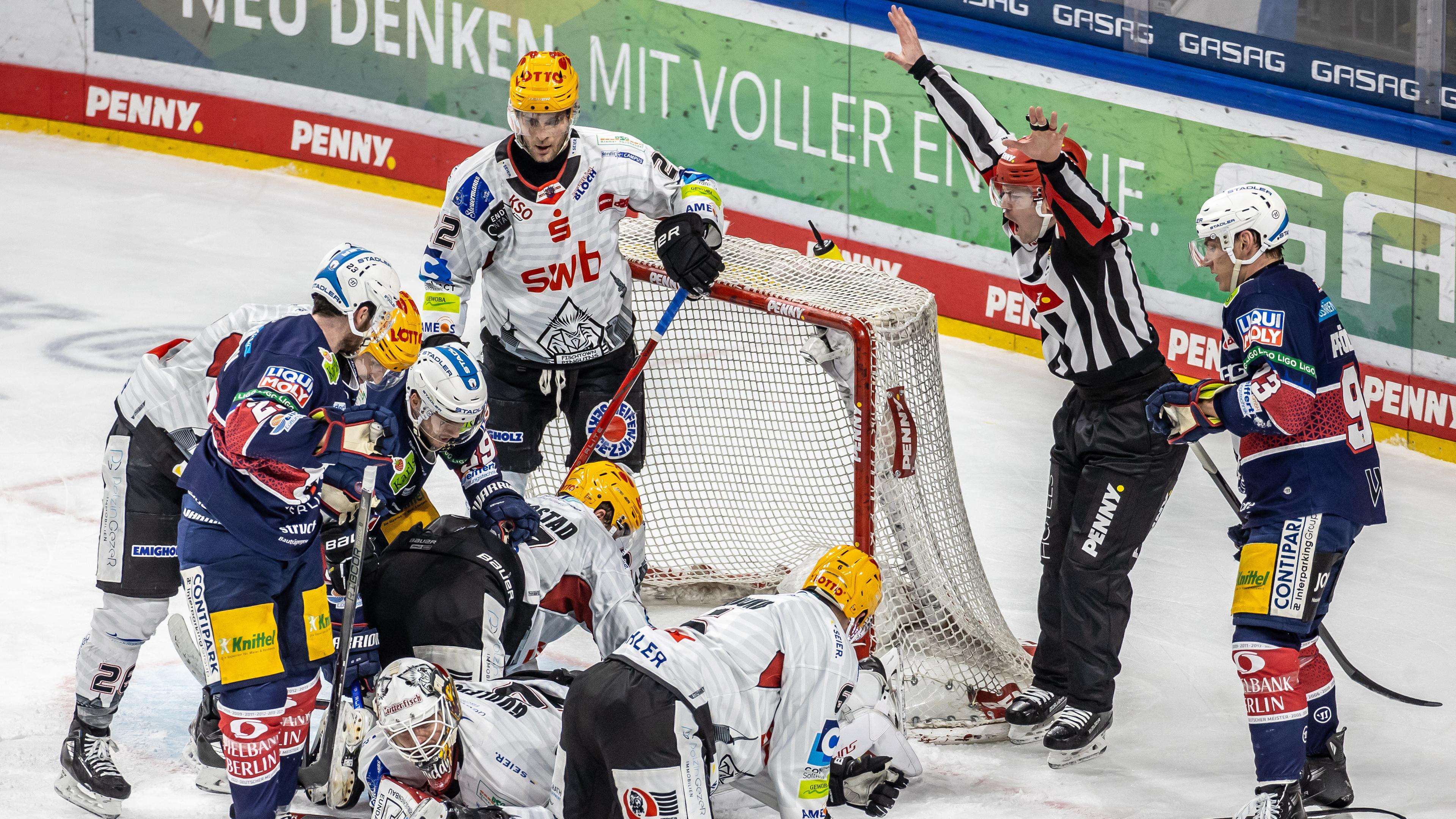 Eishockey: Berlin gegen Bremerhaven.