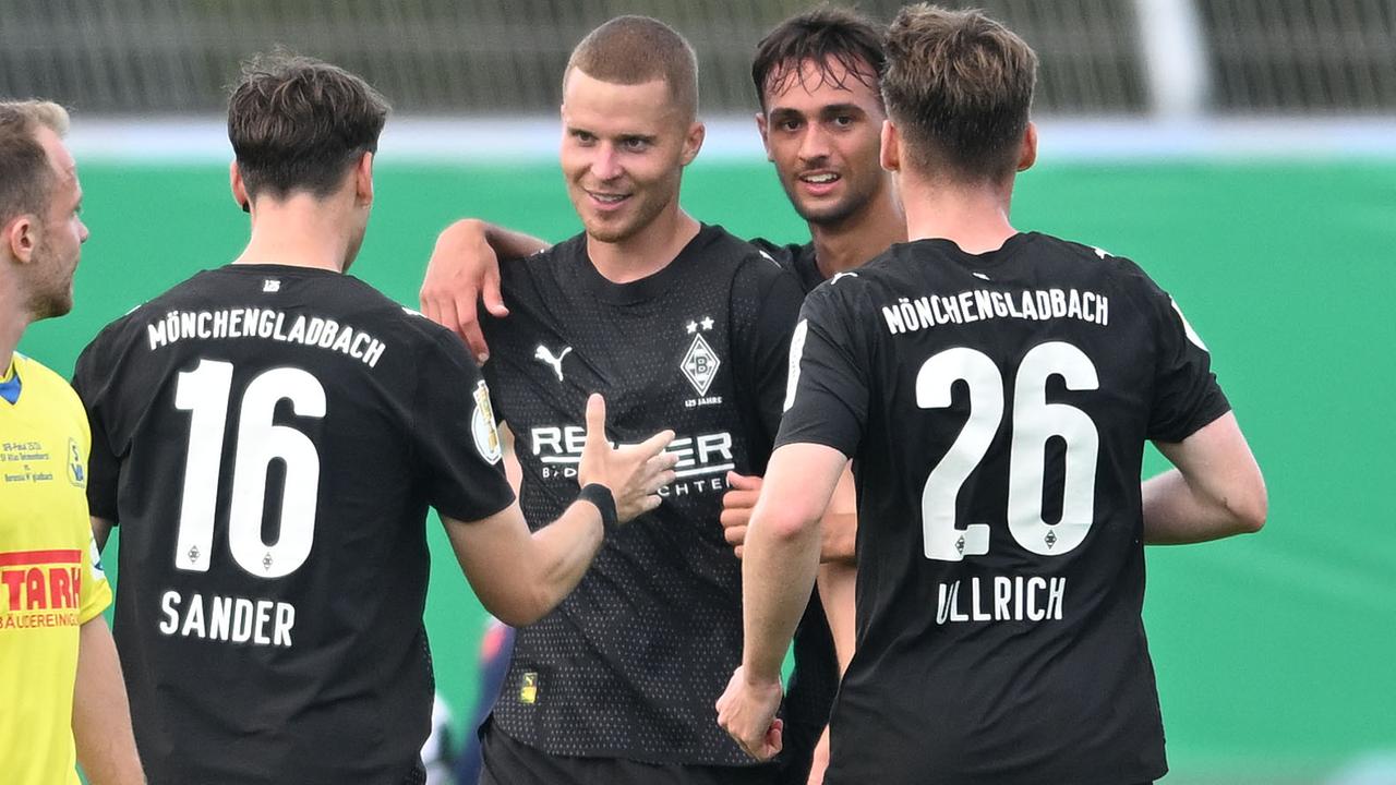 Mönchengladbacher Jubetraube nach einem Treffer im DFB-Pokal gegen Delmenhort.