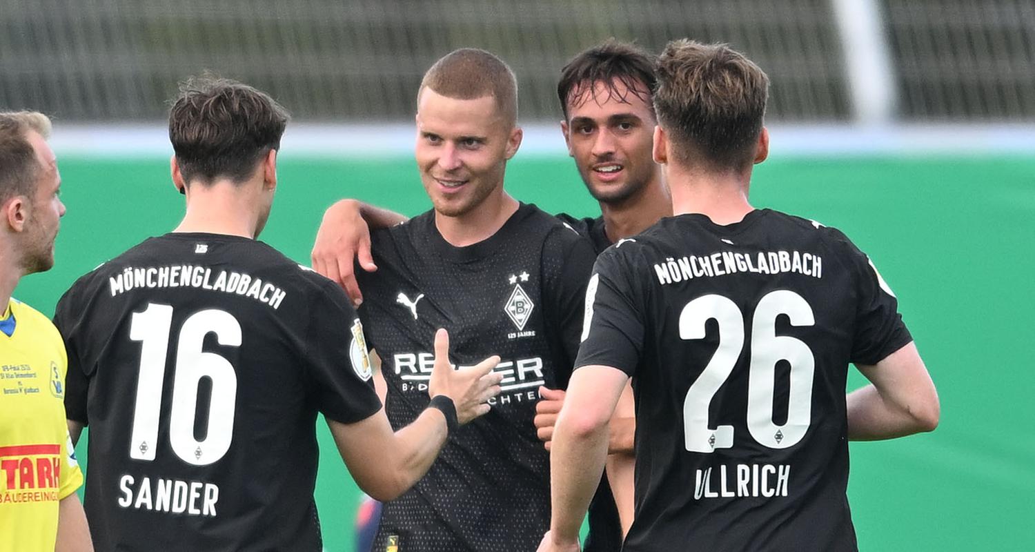 Mönchengladbacher Jubetraube nach einem Treffer im DFB-Pokal gegen Delmenhort.