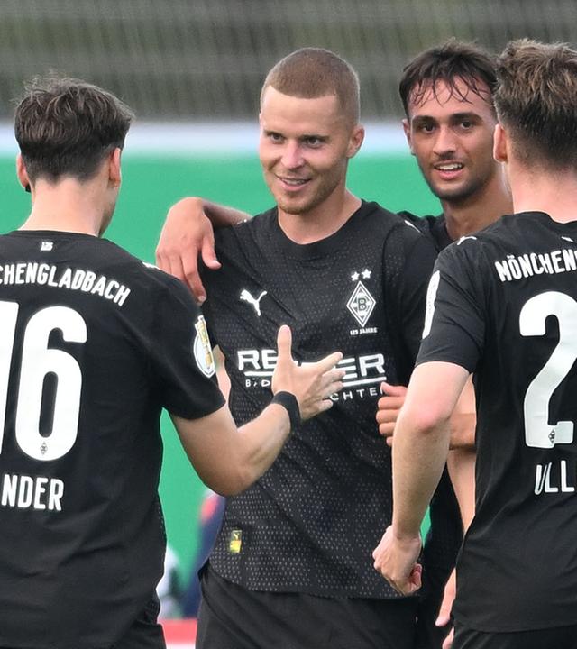 Mönchengladbacher Jubetraube nach einem Treffer im DFB-Pokal gegen Delmenhort.