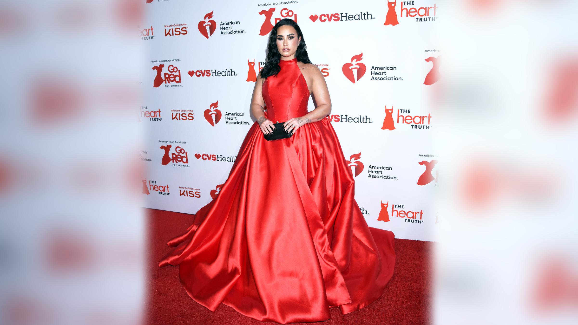 Demi Lovato in einem roten Kleid