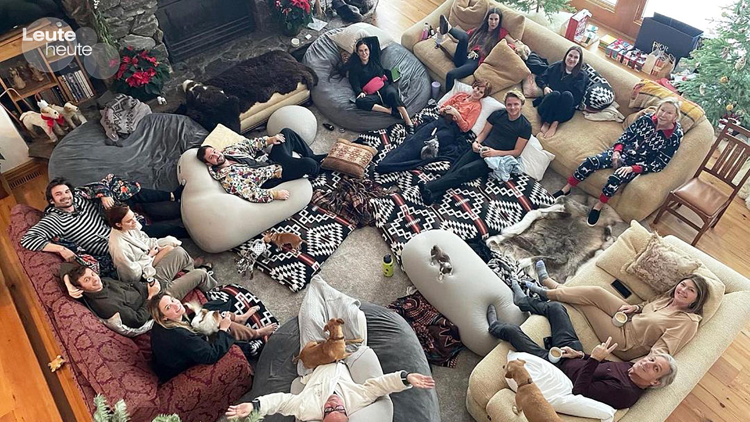 Demi Moore mit ihren Töchtern, Freunden und Hunden