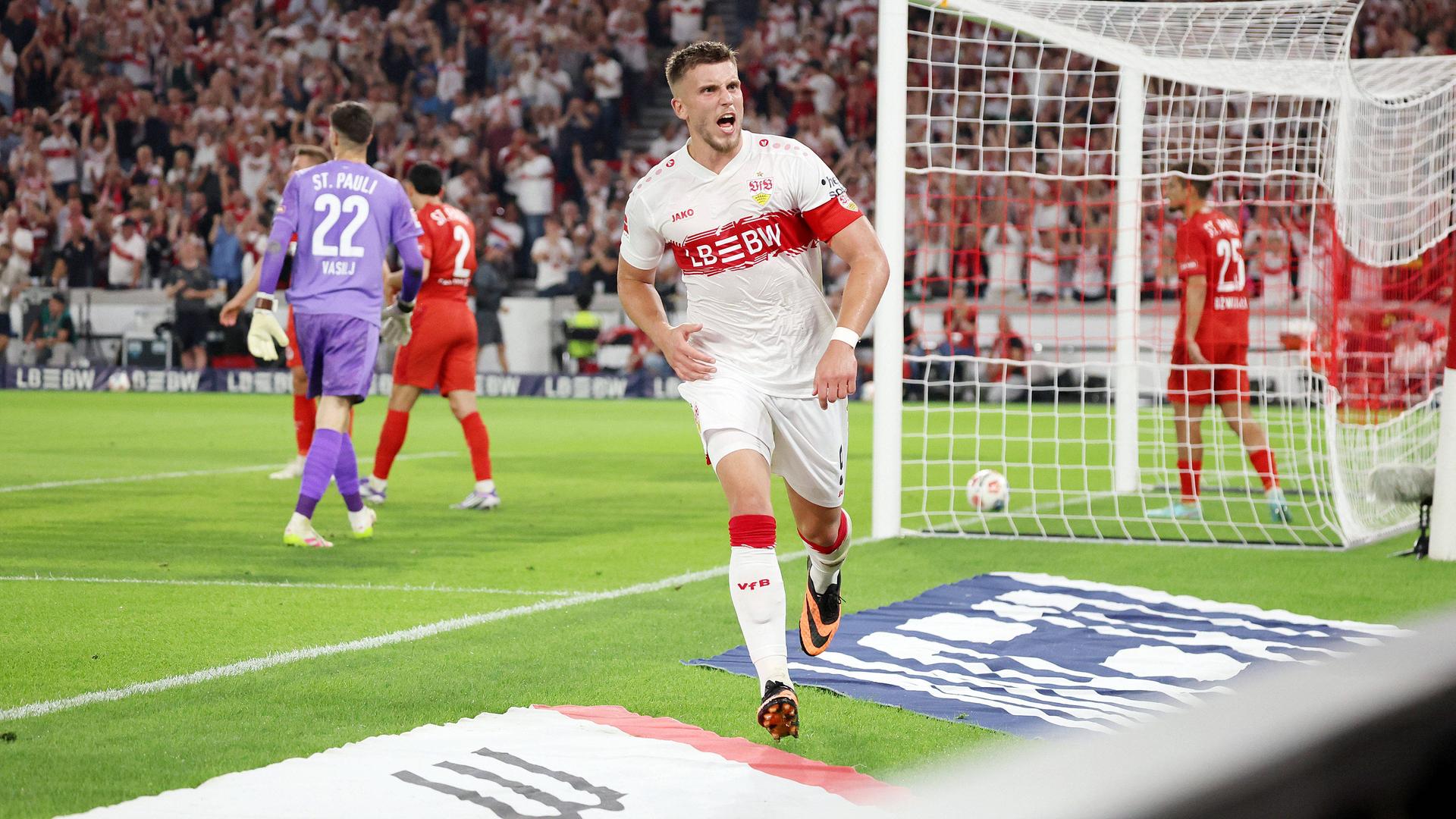 Ermedin Demirovic (VfB Stuttgart) jubelt nach seinem Tor zum 1:0. Im Hintergrund Torwart Nikola Vasilj (FC St. Pauli)