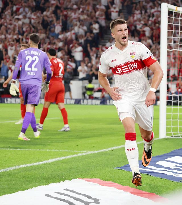 Ermedin Demirovic (VfB Stuttgart) jubelt nach seinem Tor zum 1:0. Im Hintergrund Torwart Nikola Vasilj (FC St. Pauli)