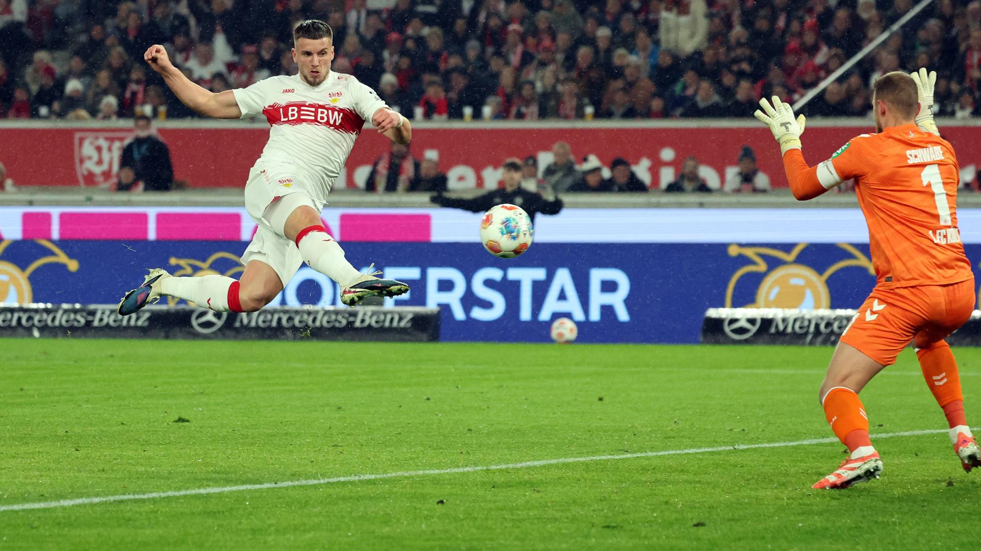 Stuttgarts Stürmer Ermedin Demirovic erzielt in der Bundesligapartie das 1:0 gegen den 1. FC Köln