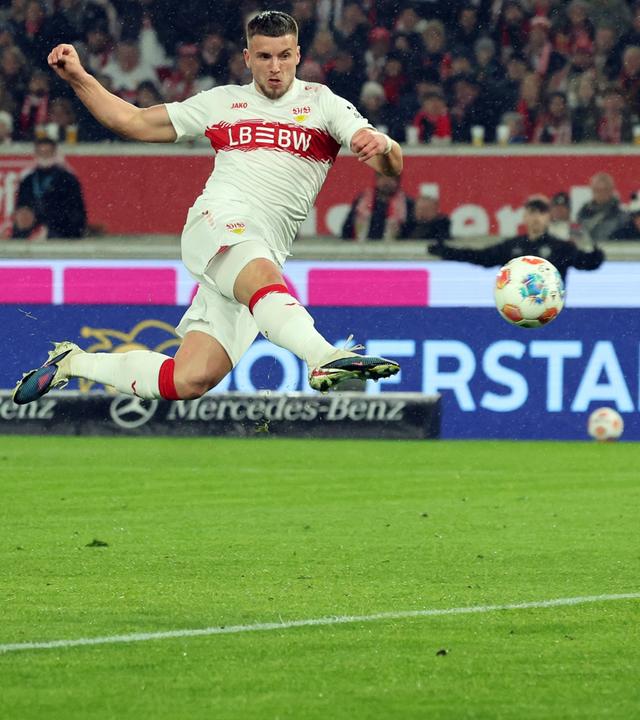 Stuttgarts Stürmer Ermedin Demirovic erzielt in der Bundesligapartie das 1:0 gegen den 1. FC Köln