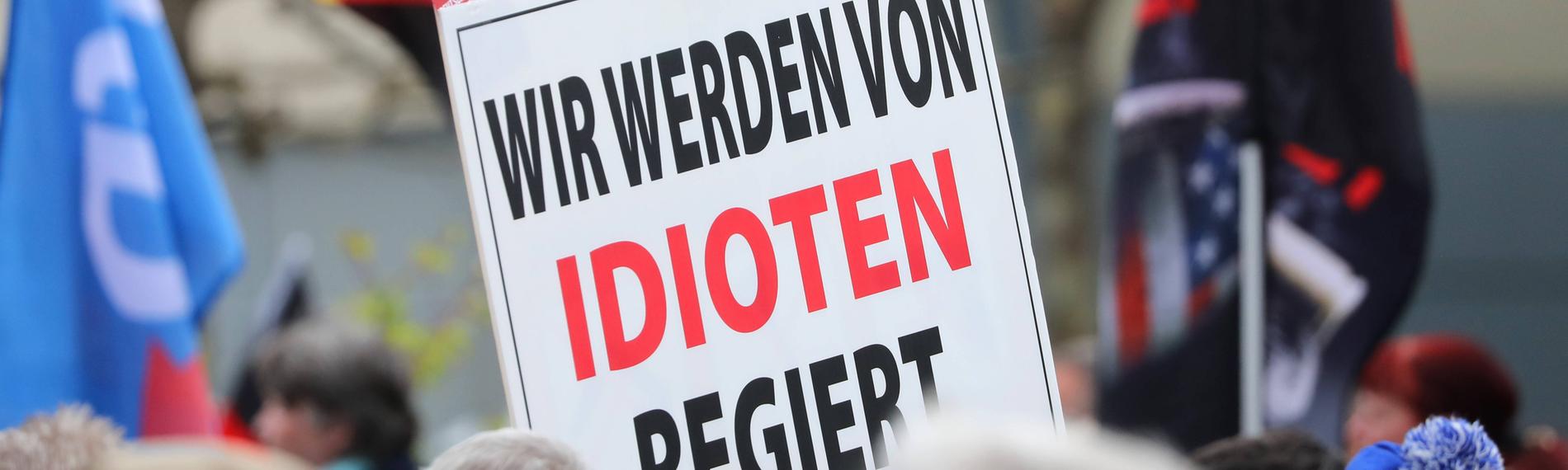 Plakat mit der Aufschrift "Wir werden von Idioten regiert" auf Demonstration der AfD in Erfurt