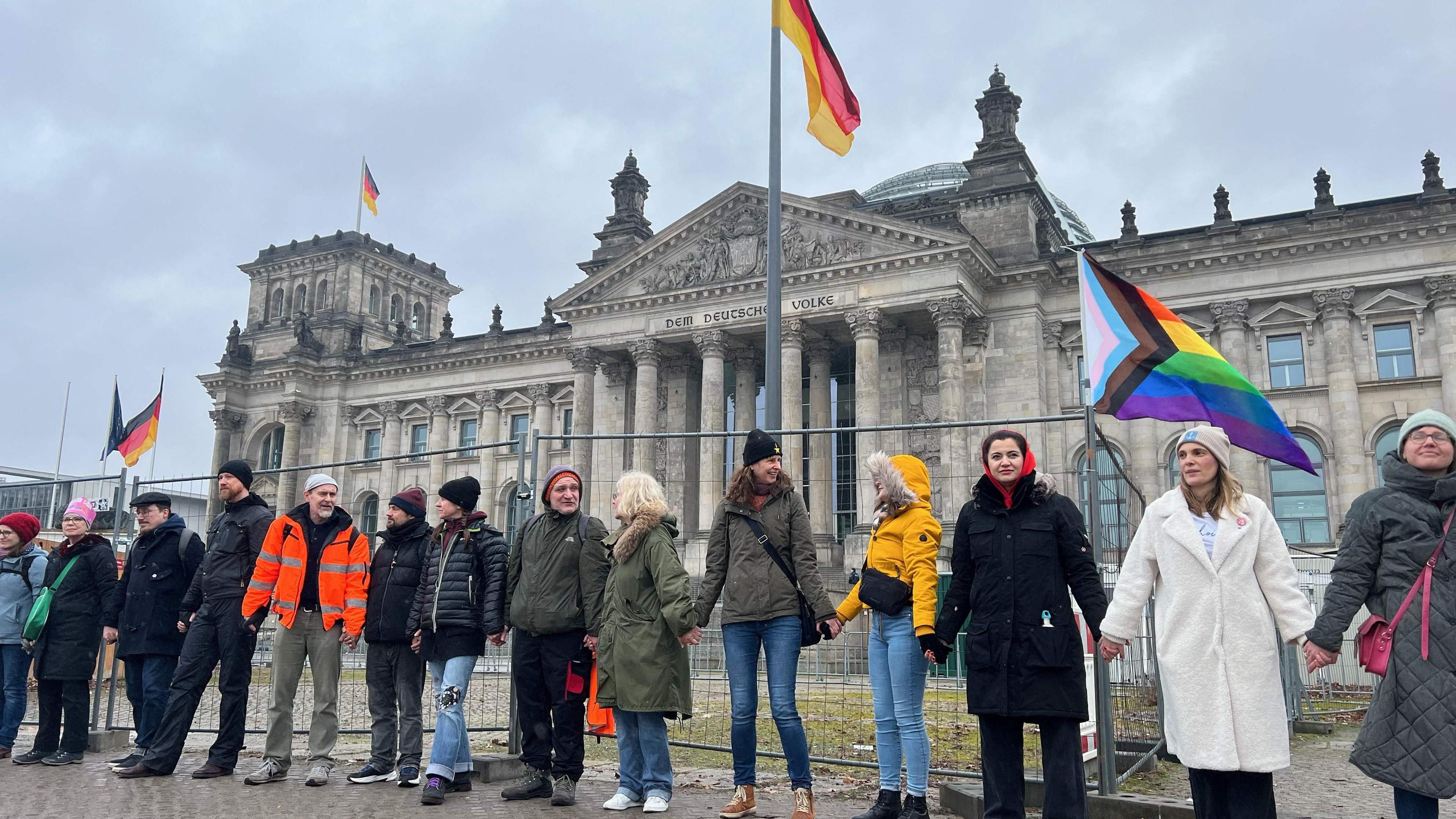 Demo gegen Rechtsextremismus vor dem Reichstag
