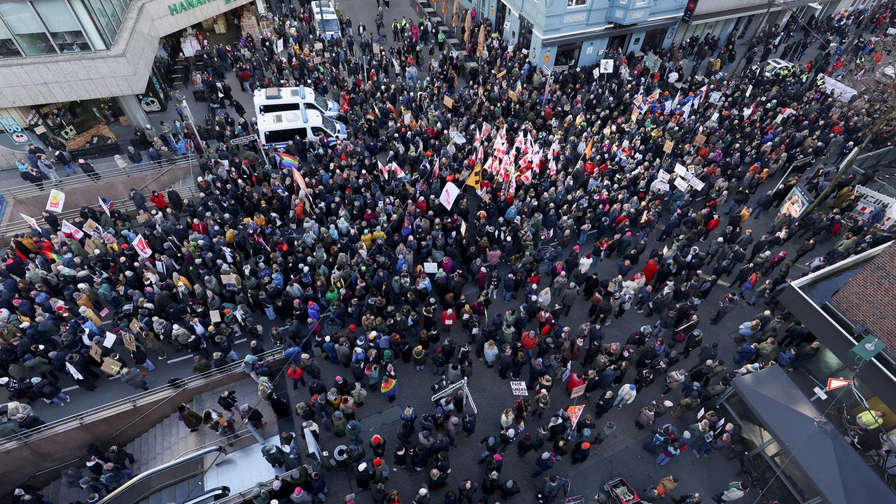 Gegen Rechtsextreme: Zehntausende protestieren in Düsseldorf