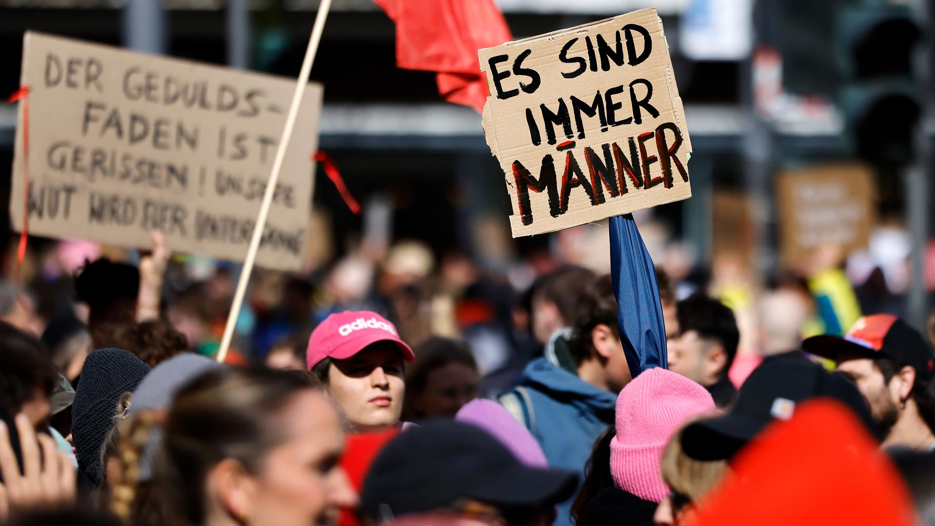 Hamburg: Teilnehmerinnen und Teilnehmer halten Plakate während der Demonstration gegen sexualisierte Gewalt gegen Frauen hoch