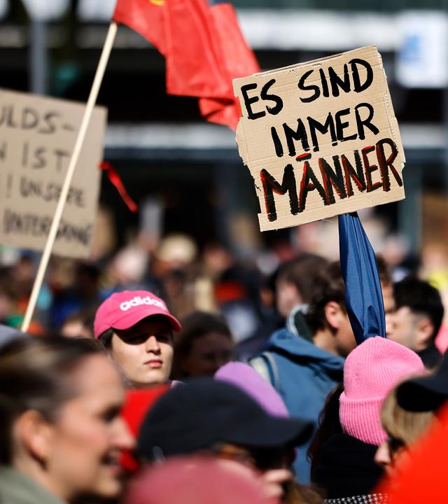 Hamburg: Teilnehmerinnen und Teilnehmer halten Plakate während der Demonstration gegen sexualisierte Gewalt gegen Frauen hoch