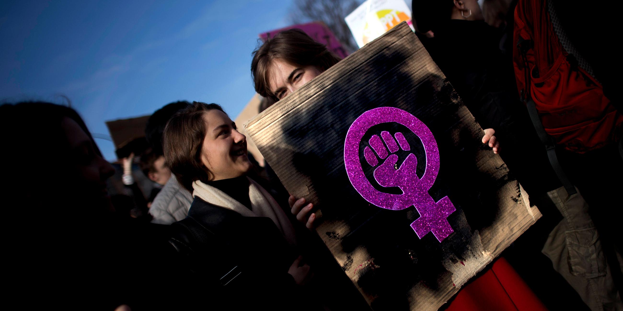 Demonstranten mit dem Frauenpower- Symbol 