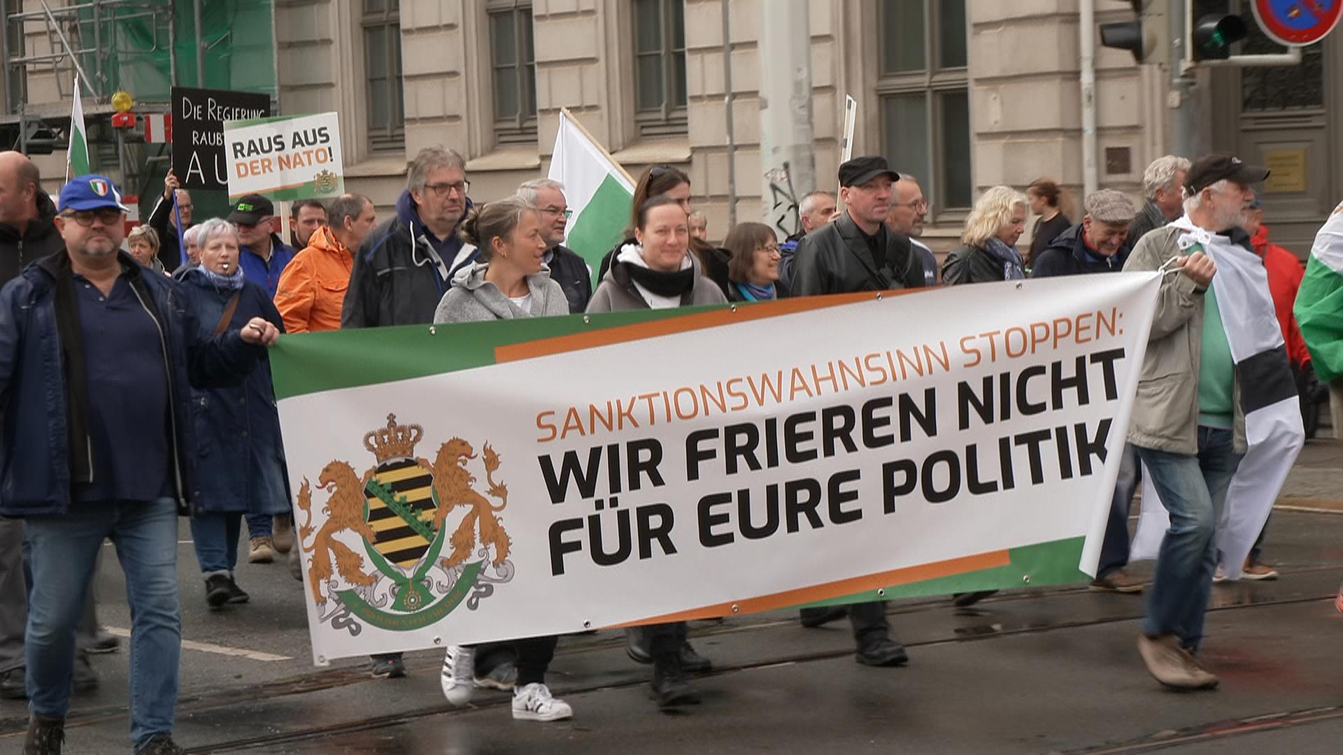 Demonstranten laufen mit Banner der rechtsextremen "Freien Sachsen": "Wir frieren nicht für eure Politik"