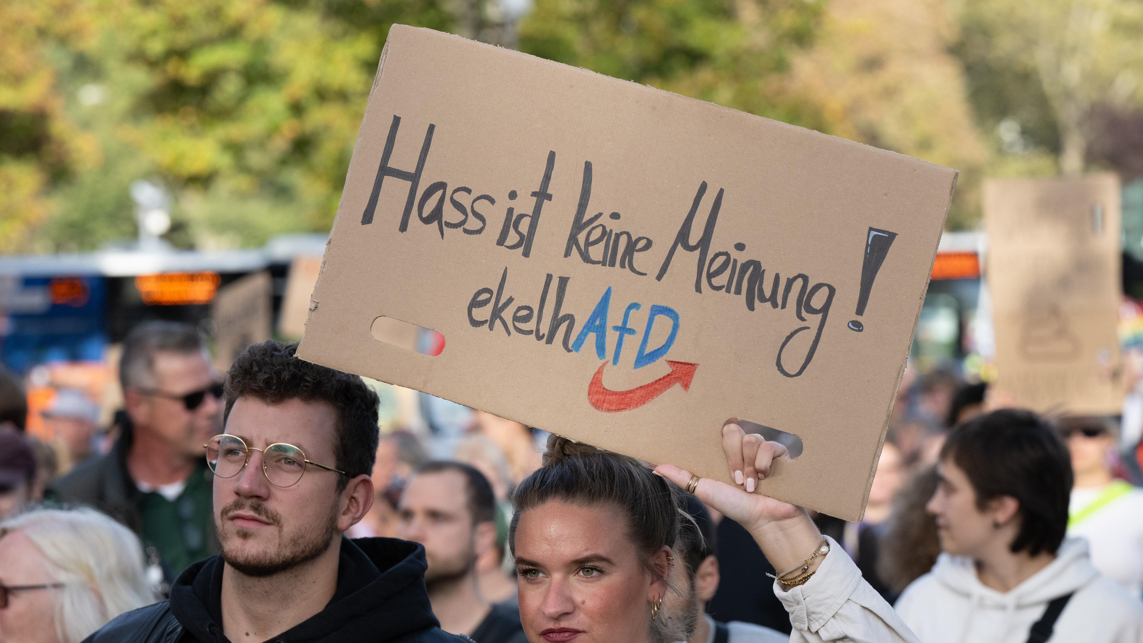 07.10.2023, Hessen, Wiesbaden: Mehrere Hundert Menschen demonstrieren in der Innenstadt von Wiesbaden gegen die AfD. 