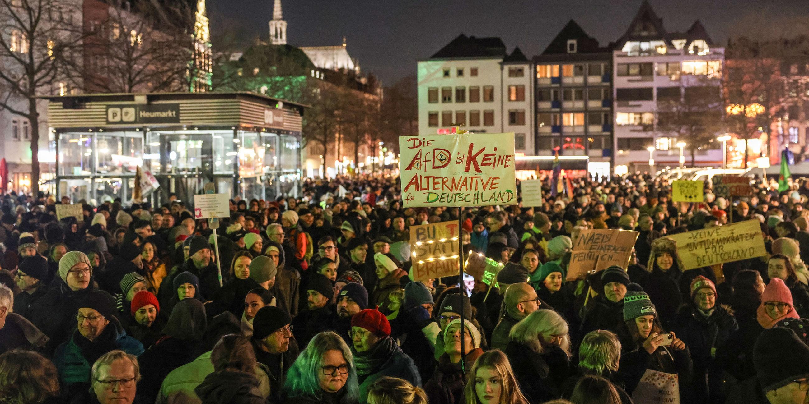 Demonstranten stehen auf dem Kölner Heumarkt.