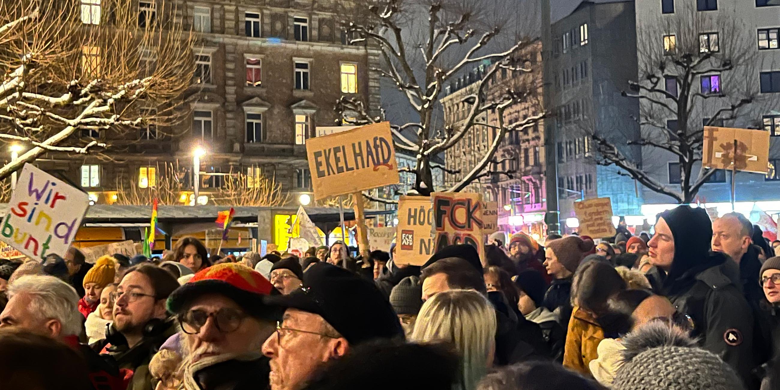 Unter dem Motto «Zeichen gegen Rechts · Kein Platz für Nazis» nehmen Menschen an einer Kundgebung in der Mainzer Innenstadt teil.