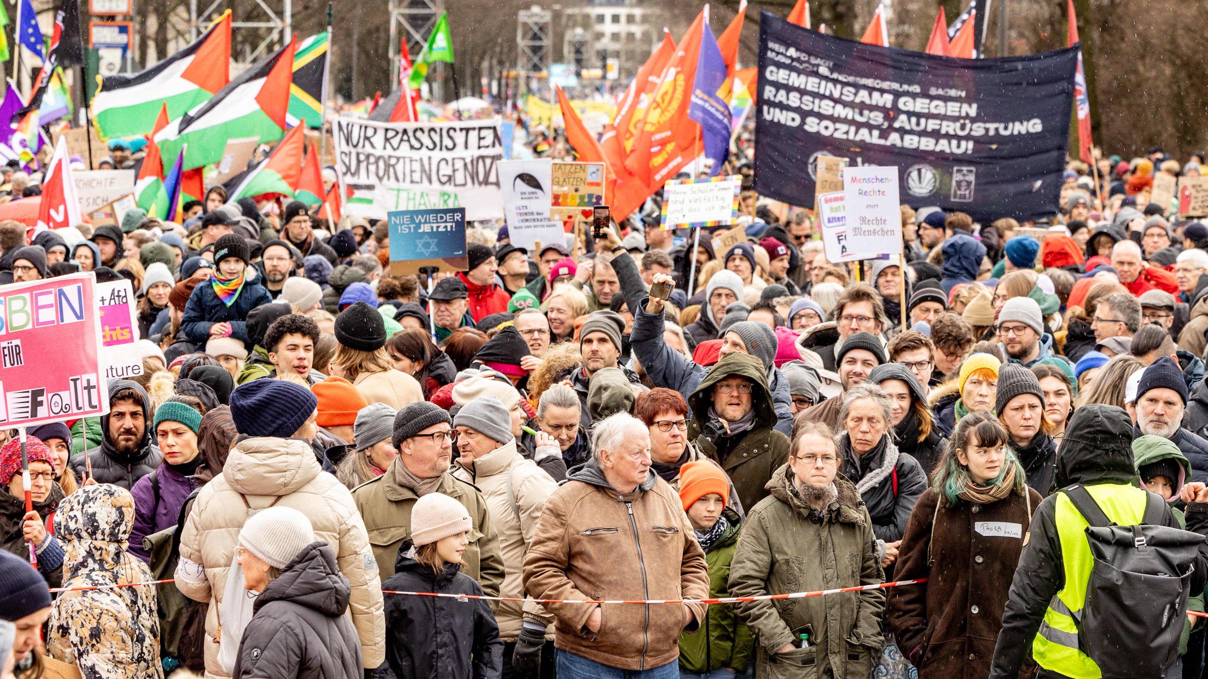 Hamburg: Tausende Menschen haben sich zu einer Demonstrationen gegen rechts versammelt. 