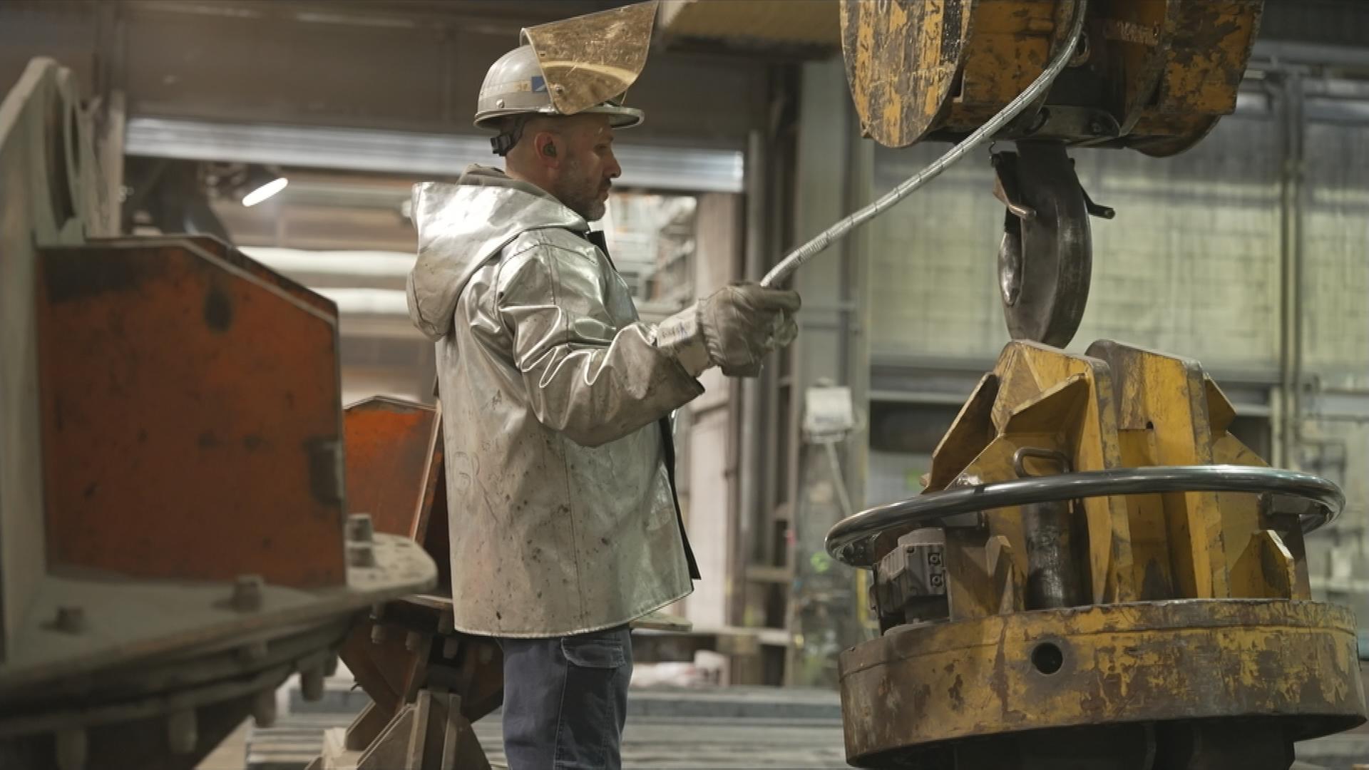 Arbeiter in silberner Schutzkleidung in bayerischem Stahlwerk 